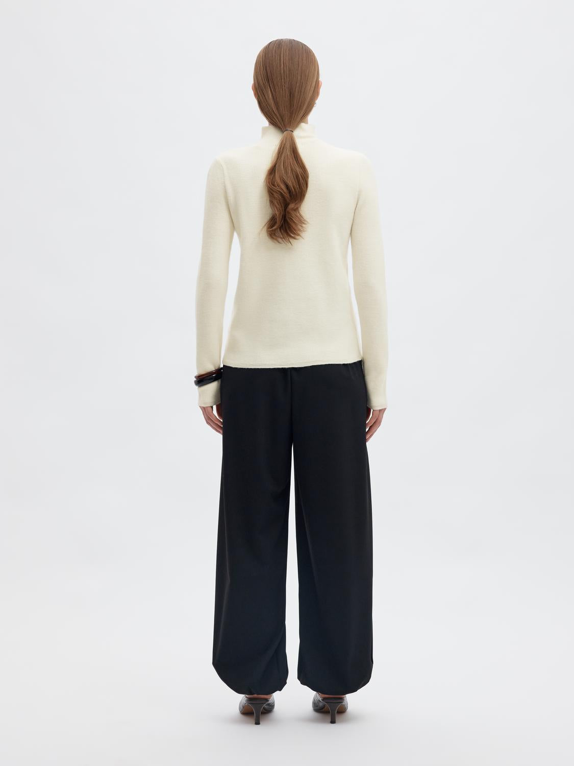 model_shot-back